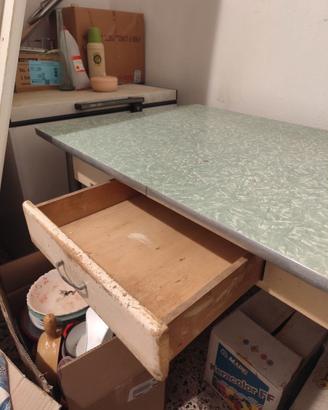 Tavolo in formica verde + 4 sedie coordinate