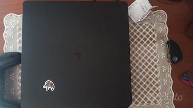 PlayStation 4 con joystick e giochi 