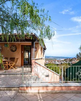 Ampia porzione immobiliare con piacevole vista mar