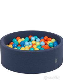 Piscina con palline colorate