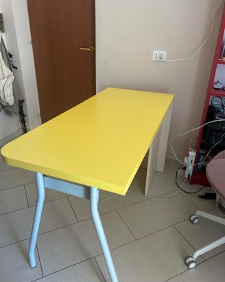 Scrivania gialla in legno