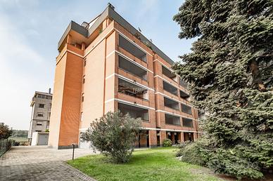 TRILOCALE DOPPI SERVIZI CON BOX E CANTINA , ZONA B