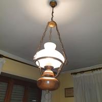 Lampadario in legno e opalina