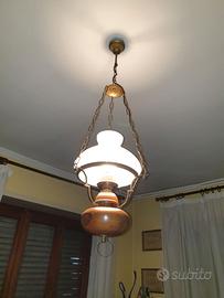 Lampadario in legno e opalina