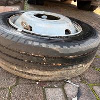 Pneumatici BRIDGESTON con cerchi 205/65 R17.5