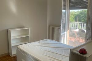 Stanza in condivis a 200 mt da univers via Amendol