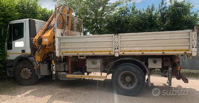 Autocarro Iveco 180E28 con Gru