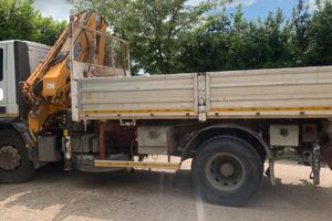 Autocarro Iveco 180E28 con Gru