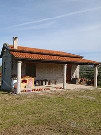 Campagna con casa uso attrezzi