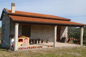 Campagna con casa uso attrezzi