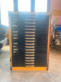 Cassettiera Tipografica Vintage in Legno – 18 Cass