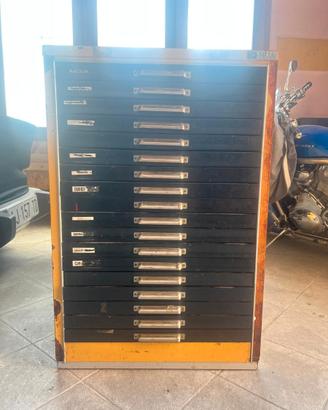 Cassettiera Tipografica Vintage in Legno – 18 Cass
