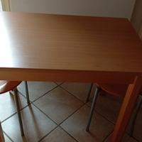 Tavolo in legno con 4 sedie