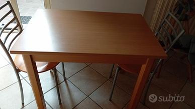 Tavolo in legno con 4 sedie