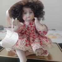 bambola seduta in vera porcellana