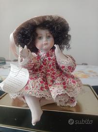 bambola seduta in vera porcellana