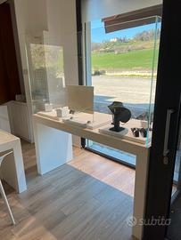 Vetrina laccata bianca