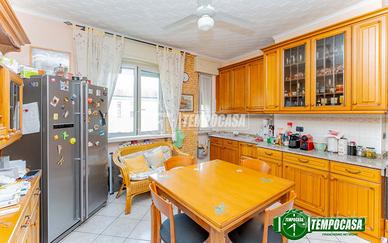 3 locali con cucina abitabile. Possibilità box.