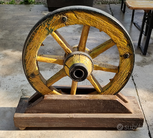 Vecchia RUOTA CARRO Con piedistallo