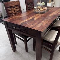 Tavolo in legno con sei sedie