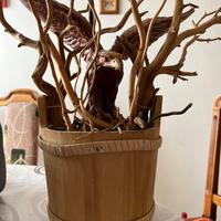 Cesta in legno con aquila in ceramica