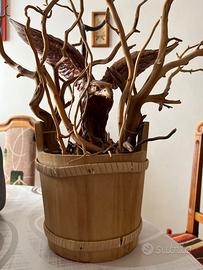 Cesta in legno con aquila in ceramica