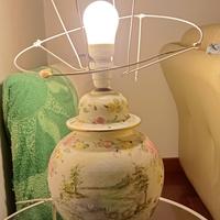 Lampada da tavolo vintage con una base in ceramica