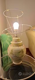 Lampada da tavolo vintage con una base in ceramica