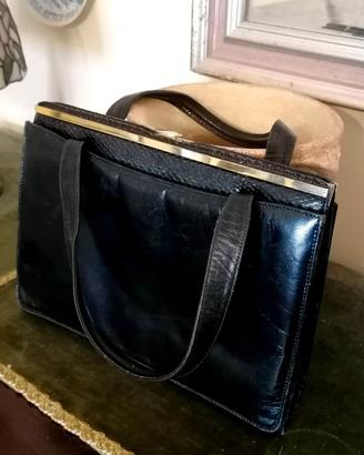 Lotto borse, cappello, guanti, stola