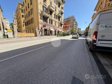 MAGAZZINO A GENOVA