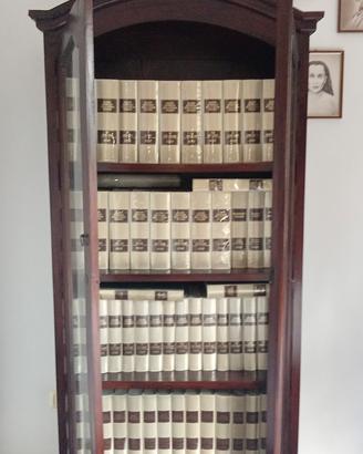 credenza con enciclopedia UTET 