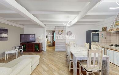 Ampio trilocale ristrutturato con box e magazzino