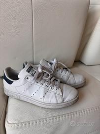 Sneakers Adidas Stan Smith bianche e blu navy