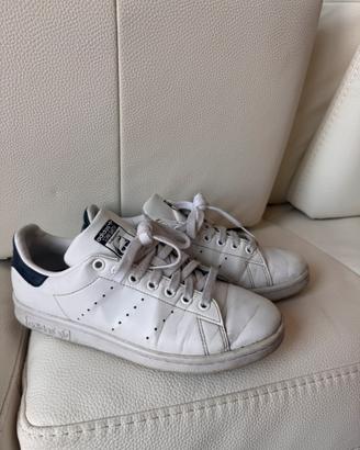Sneakers Adidas Stan Smith bianche e blu navy
