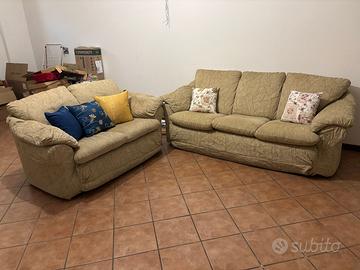 Coppia di divani in tessuto beige (2 e 3 posti)
