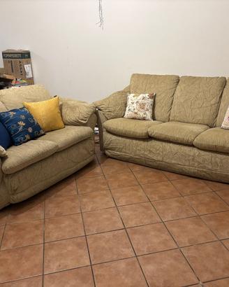 Coppia di divani in tessuto beige (2 e 3 posti)
