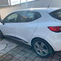 Renault Clio GPL da riparare 