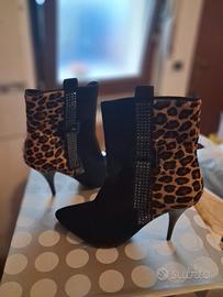 stivaletti in camoscio e cavallino