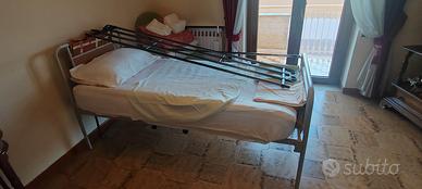 Letto ospedaliero con sponde