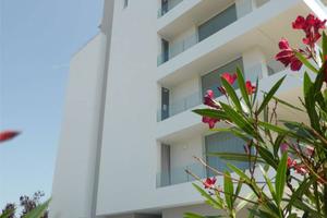 MODERNO TRILO CON PISCINA ZONA P.ZZA AURORA 30.05-