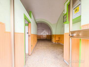 MONOLOCALE A MANFREDONIA