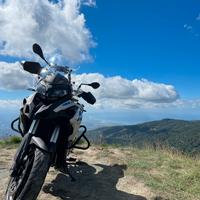 Benelli TRK 502 + Bauletto GIVI 52 L con Spalliera