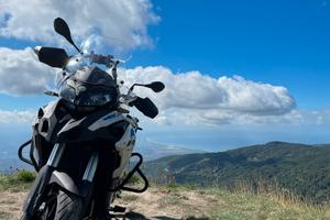 Benelli TRK 502 + Bauletto GIVI 52 L con Spalliera