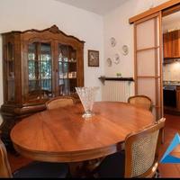 tavolo di legno massiccio e mobili veneziani