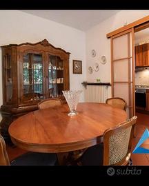 tavolo di legno massiccio e mobili veneziani