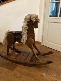 Cavallo Vintage a Dondola in Legno
