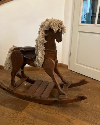 Cavallo Vintage a Dondola in Legno