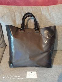 Borsa originale Prada pelle nera.