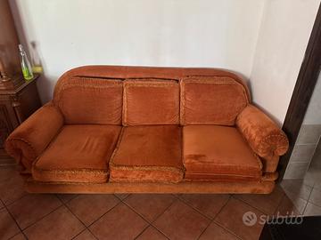 Credenza in legno e divani letto