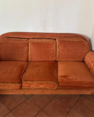 Credenza in legno e divani letto